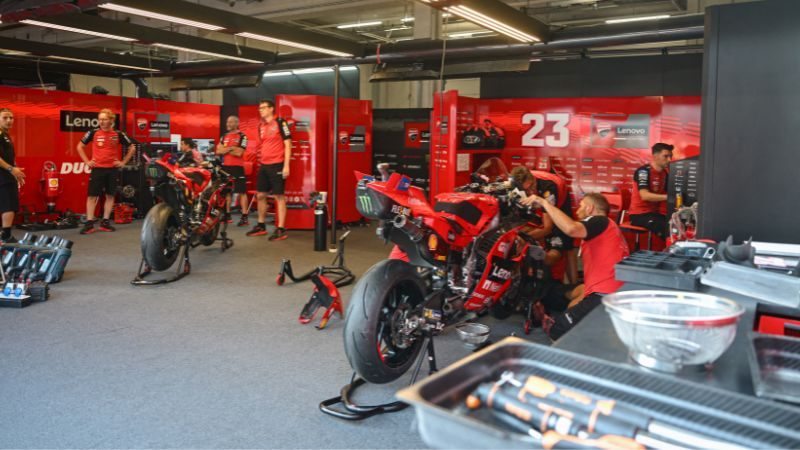 Los mecánicos de Ducati preparan las motos en el Red Bull Ring de Spielberg, Austria.