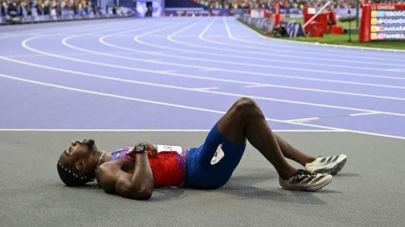 El estadounidense Noah Lyles, que este jueves logró el bronce olímpico en 200 metros en París, indicó después de la carrera que sufre covid-19.