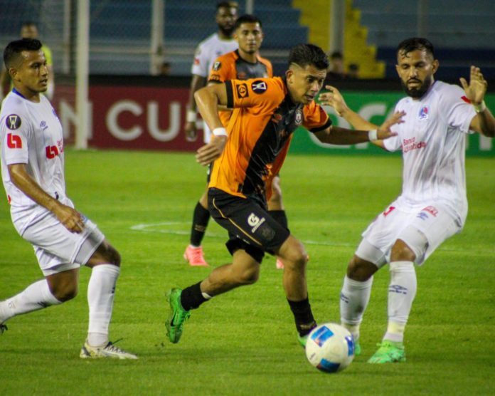 Edwin Rodríguez y Jorge Álvarez no pudieron evitar la derrota de Olimpia en su visita al Águila de El Salvador.