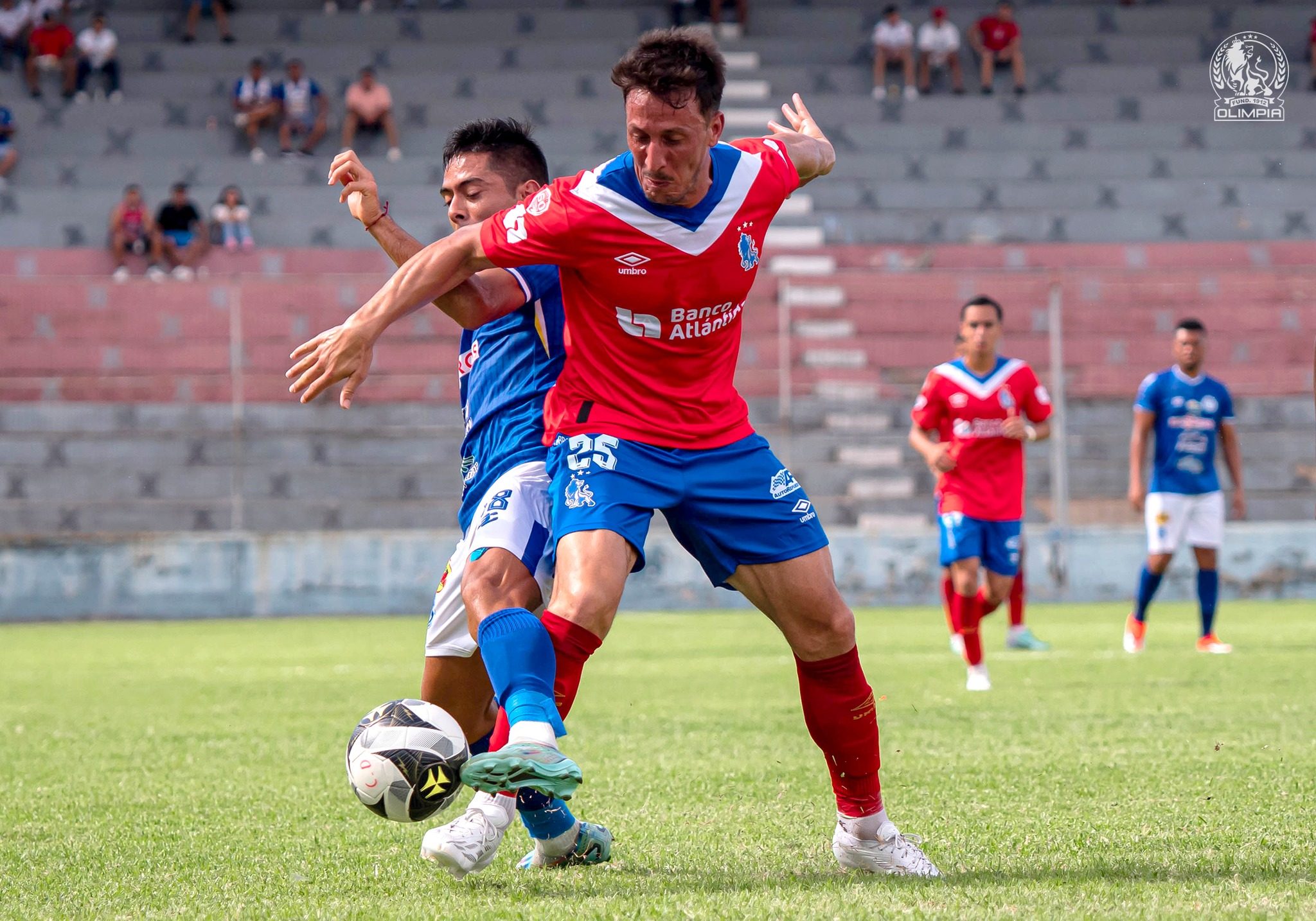 Durante el partido Victoria ante Olimpia, en La Ceiba, Pedro Troglio vio la tarjeta roja.