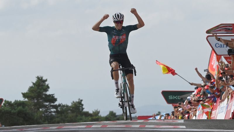 Pablo Castrillo Zapater, del equipo Kern Pharma, celebra cruzar primero la línea de meta durante la etapa 12 de la Vuelta a España.