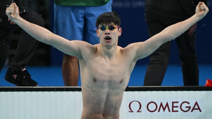 El chino Pan Zhanle reacciona después de ganar el oro y romper un récord mundial en la final de la prueba de natación estilo libre masculina de 100 metro.