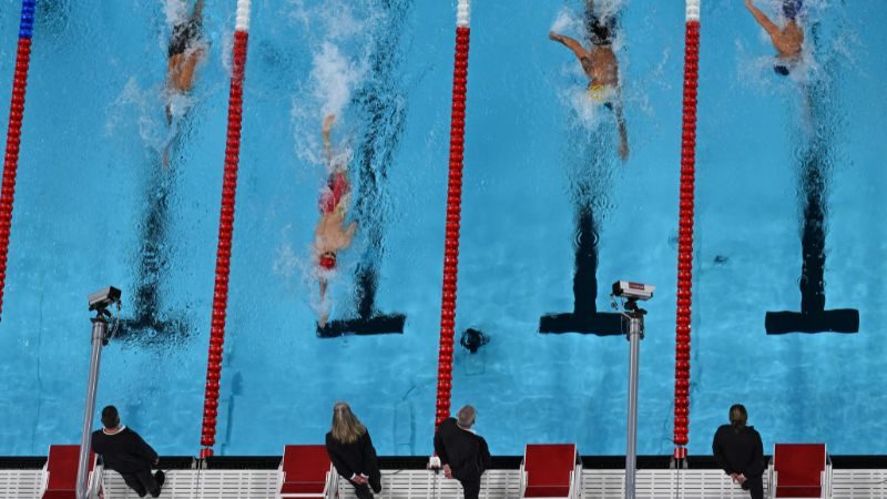 Pan Zhanle de China gana la final de la prueba masculina de natación de 100 metros libres durante los Juegos Olímpicos de París 2024.