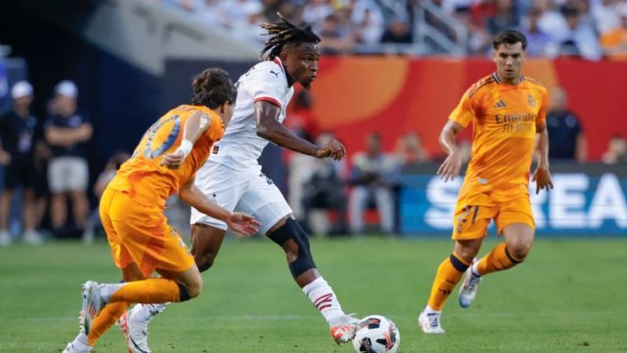 El delantero del AC Milan, Samuel Chukwueze, intenta pasar el balón durante la primera mitad del partido amistoso de pretemporada frente al Real Madrid.