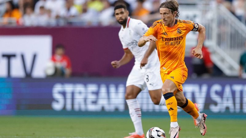 El centrocampista del Real Madrid, Luka Modrić, controla el balón durante la primera mitad del partido amistoso contra el AC Milan.