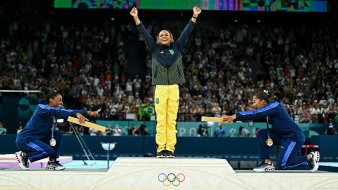 La estadounidense Simone Biles (plata), la brasileña Rebeca Andrade (oro) y la estadounidense Jordan Chiles (bronce) posan durante la ceremonia de premiación.