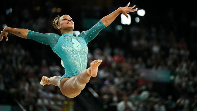 La brasileña Rebeca Andrade compite en la final de suelo femenina de gimnasia artística durante los Juegos Olímpicos de París 2024.