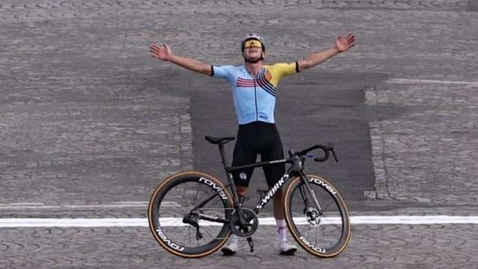 El belga Remco Evenepoel vendió la gesta de hacerse con las dos medallas de oro en juego en ciclismo en ruta al imponerse en la prueba en línea por unas calles de París.