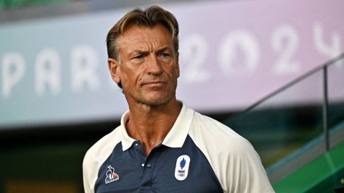 El entrenador de Francia, Hervé Renard, observa el partido de fútbol femenino del grupo A entre Francia y Canadá durante los Juegos Olímpicos de París 2024.