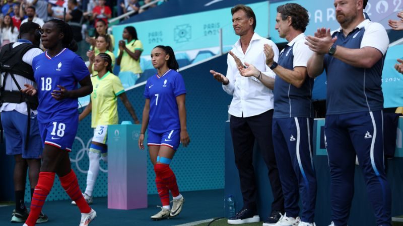 El entrenador de Francia, Hervé Renard, aplaude mientras sus jugadoras ingresan al campo para el inicio del partido ante Brasil.