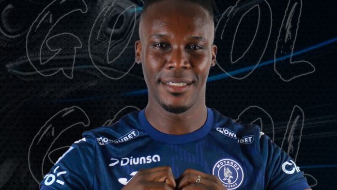 El capitán de Motagua, Rubilio Castillo, le recuerda al técnico del Herediano, Jafet Soto, que el objetivo era clasificar a cuartos de final de la Copa Centroamericana de la Concacaf.