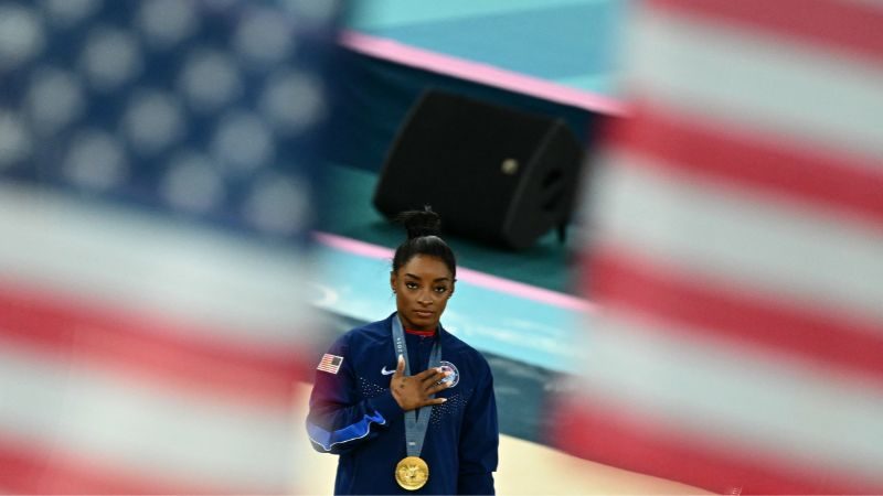 La medallista de oro estadounidense Simone Biles celebra durante la ceremonia del podio de salto femenino de gimnasia artística durante los Juegos Olímpicos de París 2024.