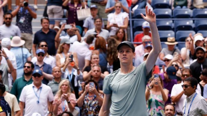 Jannik Sinner de Italia celebra su victoria ante Alex Michelsen de Estados Unidos.