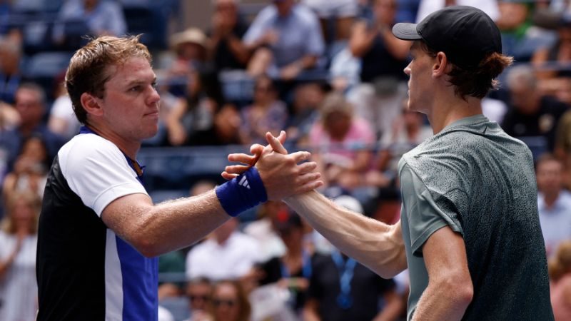 Jannik Sinner (derecha) de Italia saluda a Alex Michelsen de Estados Unidos después de ganar su partido.