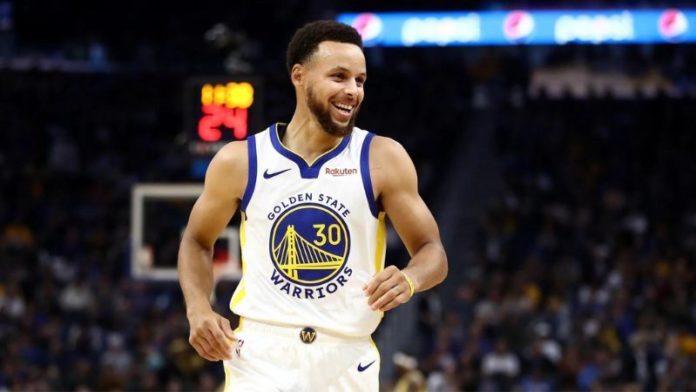 Stephen Curry extendió su contrato con los Golden State Warriors por un año.