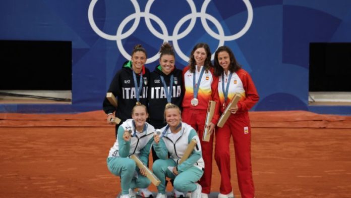 Las medallistas de plata, las atletas con bandera neutral Mirra Andreeva y Diana Shnaider (primera fila), las medallistas de oro Sara Errani y Jasmine Paolini de Italia (fila de atrás) y las medallistas de bronce Cristina Bucsa y Sara Sorribes Tormo de España (derecha).