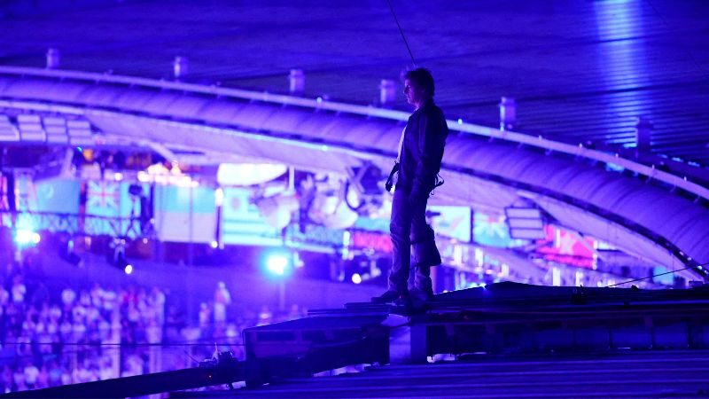 El actor estadounidense Tom Cruise se encuentra en el techo del Stade de France durante la ceremonia de clausura de los Juegos Olímpicos de París 2024.