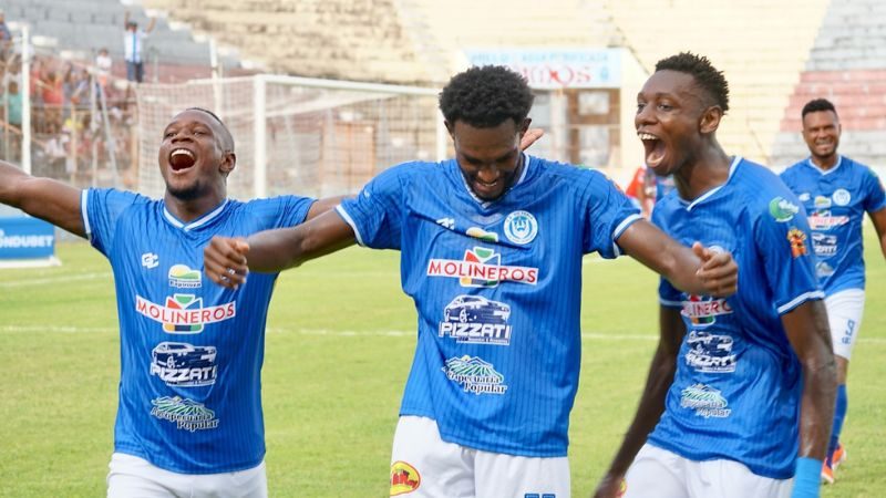 Los jugadores de Victioria celebraron en tres ocasiones frente a Olimpia.