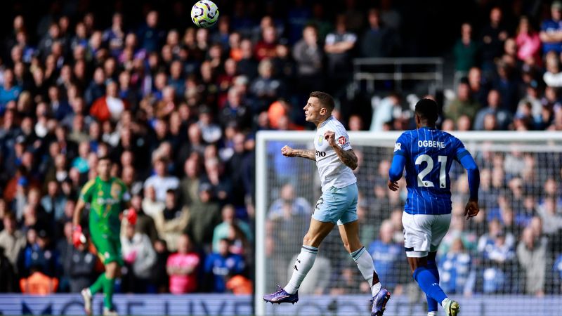 El defensa francés del Aston Villa, Lucas Digne, salta para cabecear el balón durante el partido contra el Ipswich.