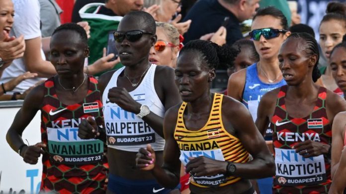 En la foto de archivo, Rosemary Wanjiru de Kenia, Lonah Chemtai Salpeter de Israel, Rebecca Cheptegei de Uganda y Selly Chepyego Kaptich de Kenia compiten en la final de maratón femenina durante el Campeonato Mundial de Atletismo en Budapest en 2023.