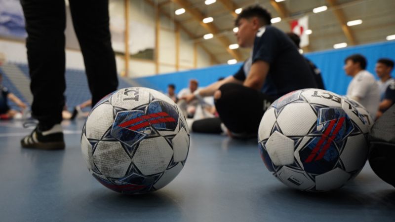 En la imagen se ven balones de fútbol durante un entrenamiento de la selección masculina de fútbol sala de Groenlandia.