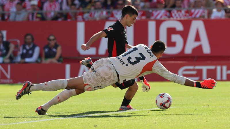 El centrocampista del Barcelona Pedri marca el cuarto gol de su equipo, luego de superar al portero del Girona FC, Paulo Gazzaniga.