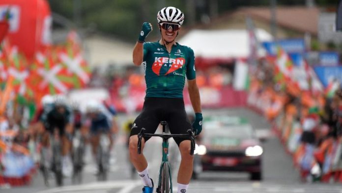 Urko Berrade del Team Kern Pharma celebra tras cruzar la línea de meta de la etapa 18 de la Vuelta a España.