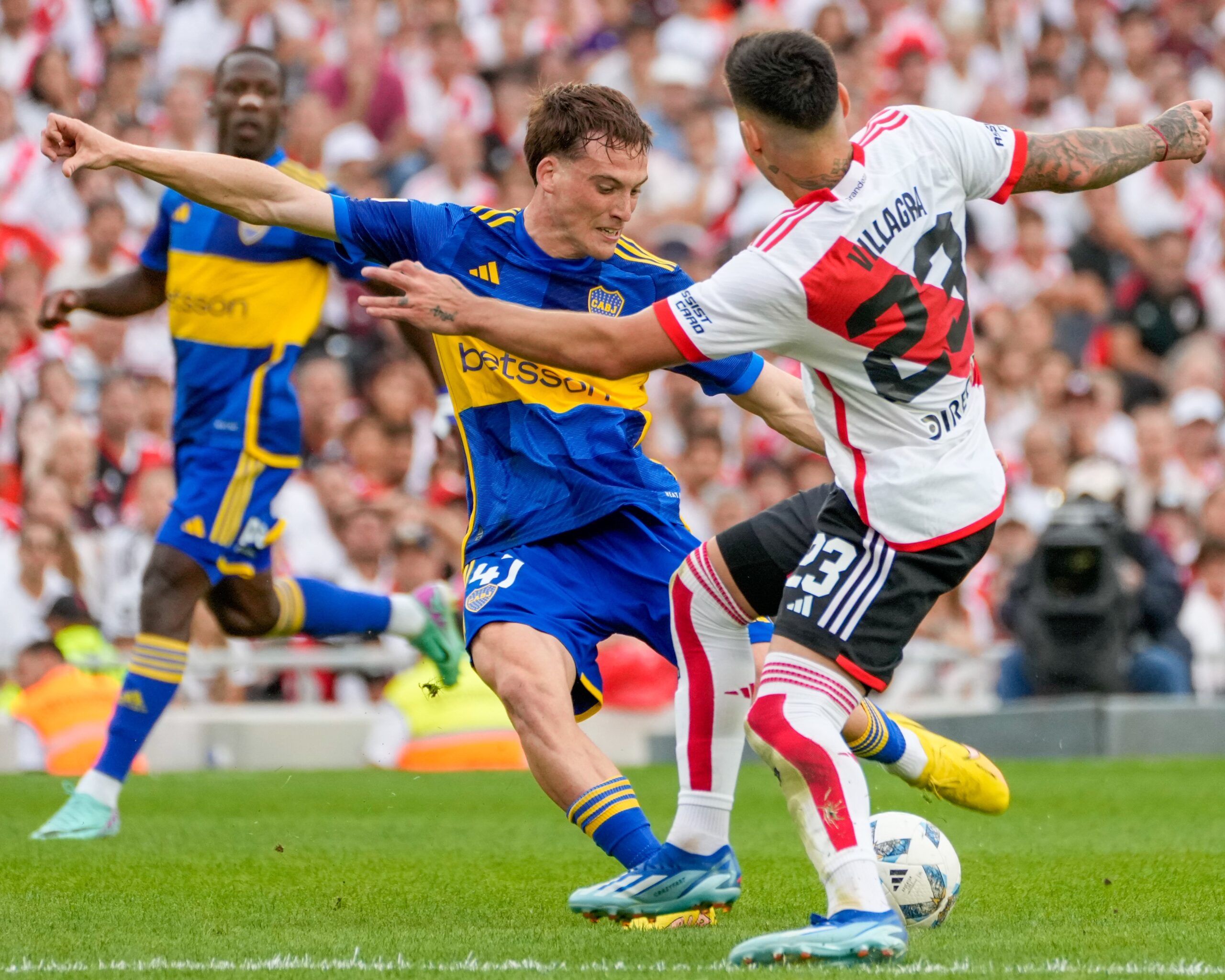 Los Superclásicos argentinos son dominados por Boca Juniors, particularmente cuando se juegan en La Bombonera.