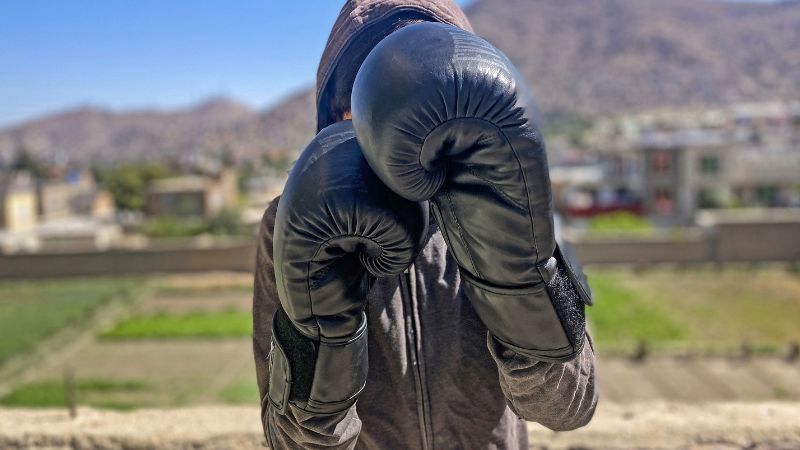 Una boxeadora afgana posa durante una sesión de entrenamiento en Kabul.