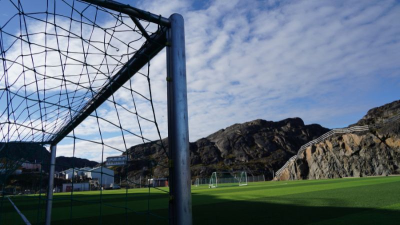 Una red de portería en un campo de fútbol en Maniitsoq, Groenlandia, el 3 de septiembre de 2024. Es un territorio prácticamente deshabitado, cubierto principalmente de hielo.