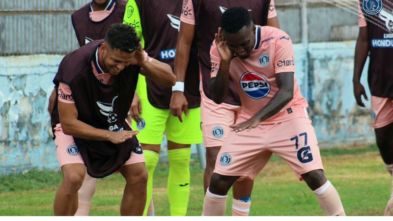 Carlos Mejía celebra con Marcelo Santos el segundo gol de Motagua sobre Victoria.