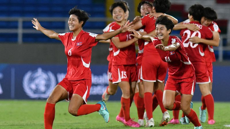 Las jugadoras de Corea del Norte celebran después de ganar el partido de semifinales a Estados Unidos.