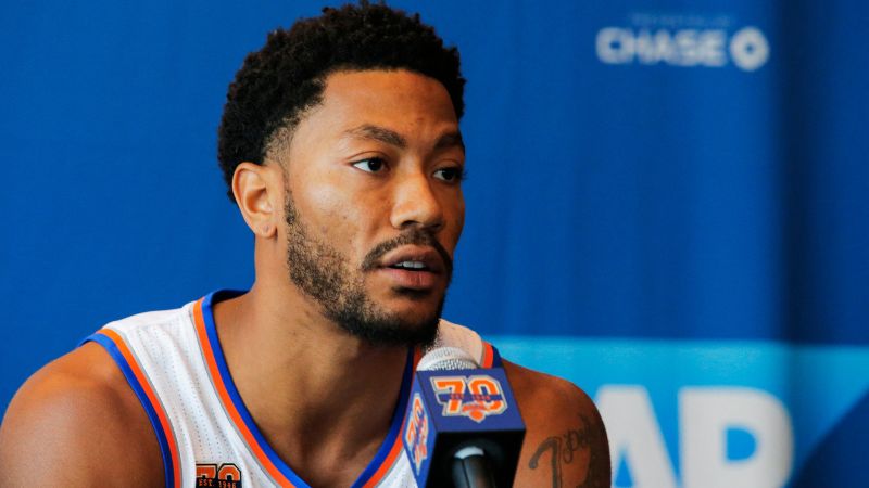 En la foto de archivo, Derrick Rose habla durante una conferencia de prensa.