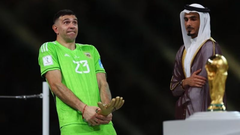 El portero argentino, Emiliano "Dibu" Martínez, también se sobrepasó en la celebración del Mundial de Qatar.