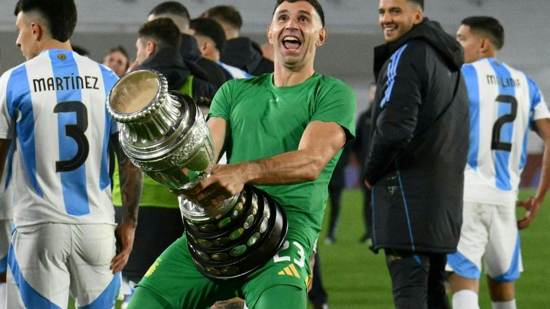 En la foto de archivo, el arquero argentino Emiliano Martínez gesticula mientras celebra con una réplica del trofeo de la Copa América.