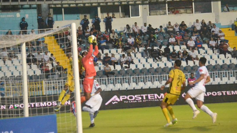 Los pocos ataques de los delanteros de Génesis Comayagua fueron controlados por el portero olimpista, Edrick Menjívar.