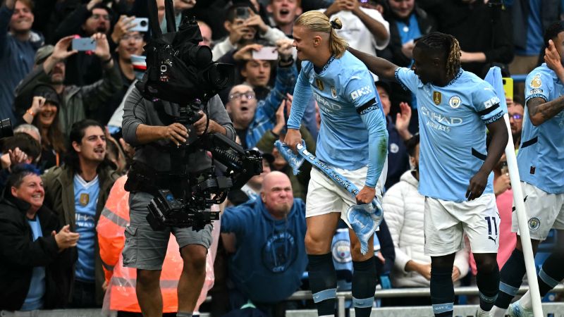 El delantero noruego del Manchester City, Erling Haaland, celebra al marcar el primer gol de su equipo sobre el Arsenal.