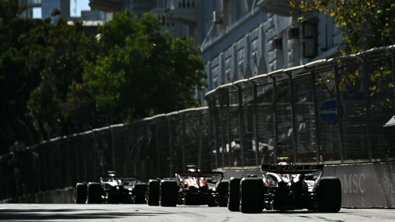 Los pilotos conducen sus coches durante el Gran Premio de Fórmula Uno de Azerbaiyán en el circuito de la ciudad de Bakú, en Bakú.