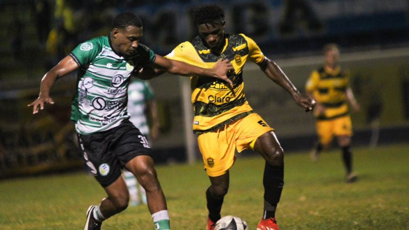 El españolista Franklin Flores disputa el balón con el juticalpense, Luis Crisanto.