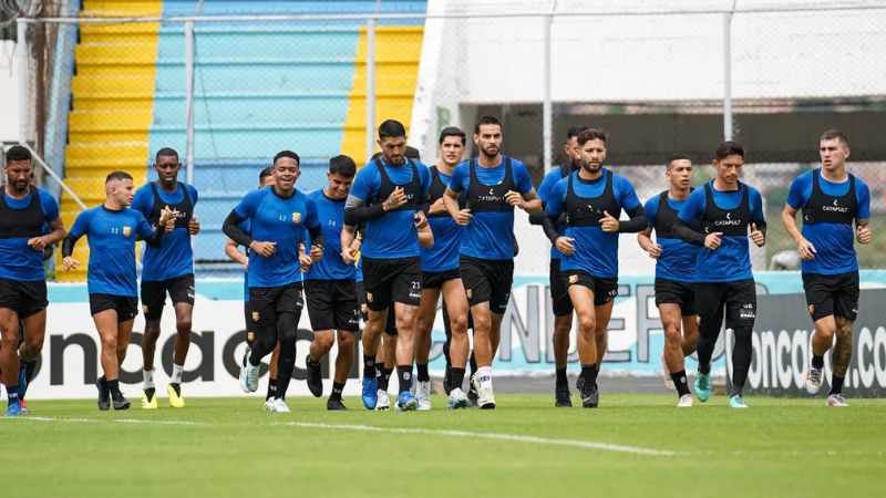 El plantel de jugadores del Herediano entrenó este martes en el estadio Nacional "Chelto Uclés".