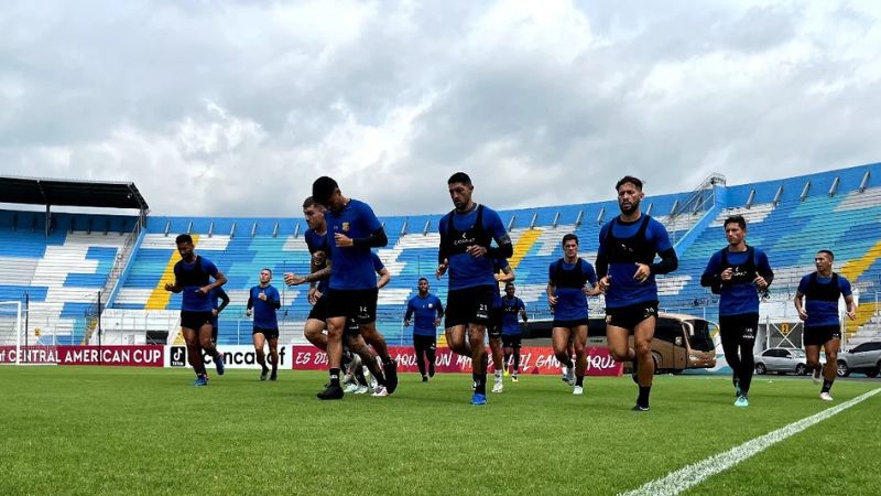 Los costarricenses destacaron el estado del terreno de juego del estadio Nacional "Chelato Uclés".