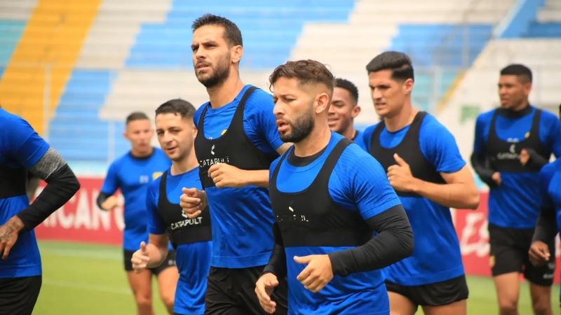 Los jugadores del Herediano realizaron el reconocimiento de la cancha del estadio Nacional "Chelato Uclés".