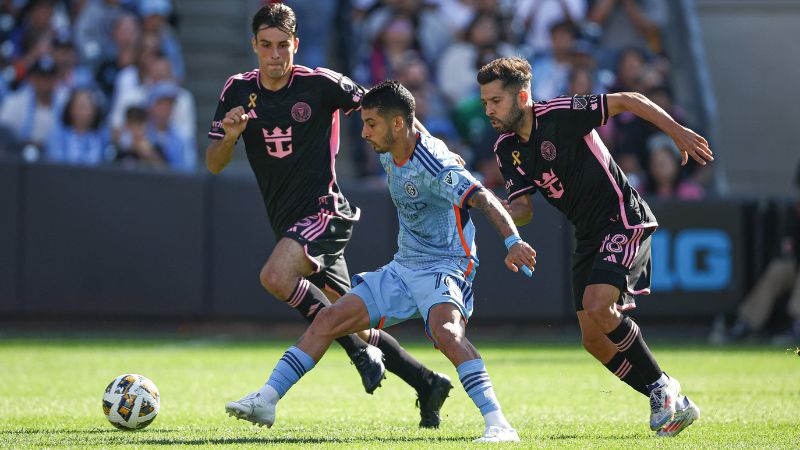 Santiago Rodríguez del New York City FC juega el balón frente a Jordi Alba y Federico Redondo del Inter Miami.