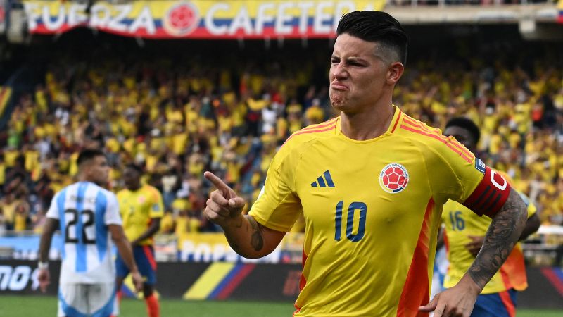 El mediocampista colombiano James Rodríguez celebra el segundo gol de su selección frente a Argentina.