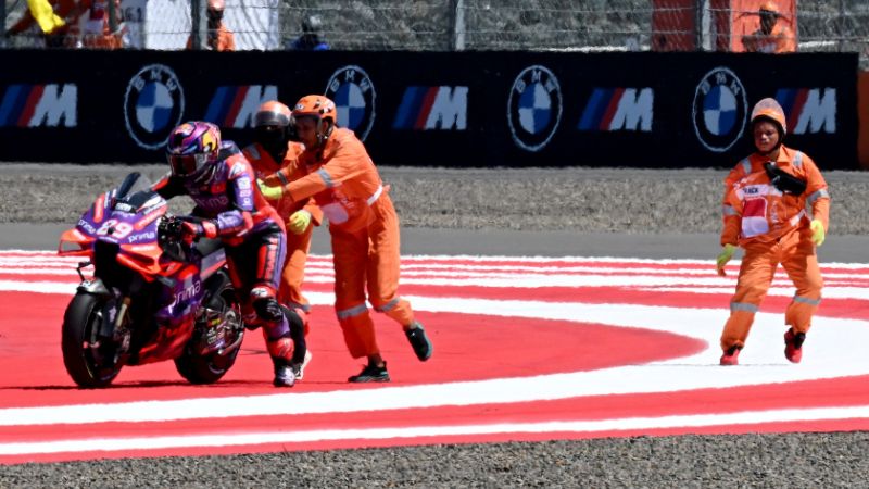 El piloto español de Prima Pramac Racing, Jorge Martín, recupera su moto después de su accidente.