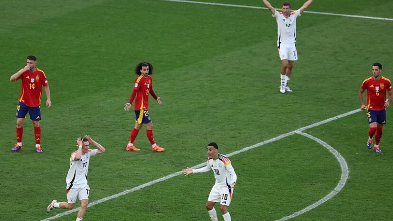 Los jugadores alemanes reclamaron la clara mano del defensa español, Marc Cucurella.