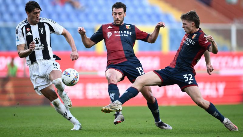 El delantero serbio de la Juventus, Dusan Vlahovic, lucha por el balón con el defensa del Genoa Mattia Bani y el mediocampista danés Morten Frendrup.