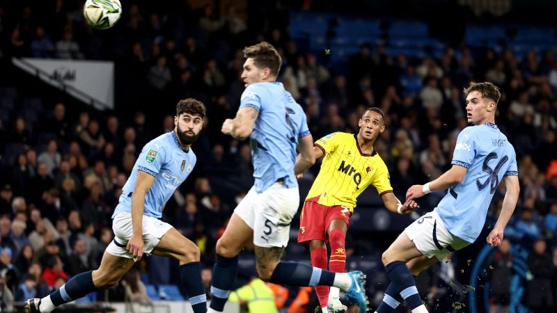 El centrocampista inglés del Watford Thomas Ince marca el primer gol del equipo frente al Manchester City.