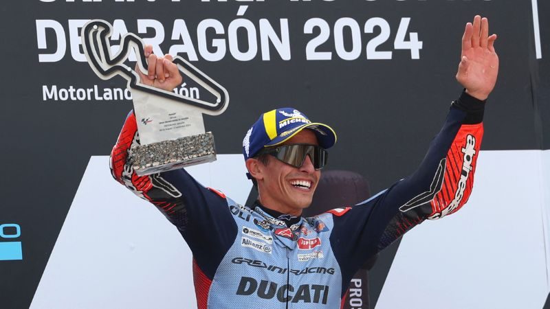 El piloto español de Ducati, Marc Márquez, celebra en el podio tras el Gran Premio de Aragón de MotoGP en el circuito de Motorland en Alcañiz.