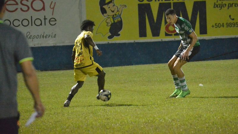 El delantero de Génesis Comayagua, Marlon "Machuca" Ramírez, enfrenta al defensa de Juticalpa FC, Juan Capeluto.